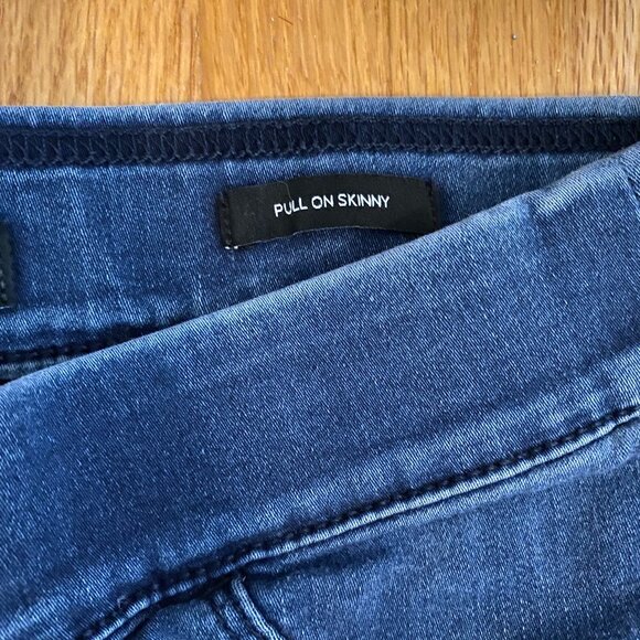 NINE WEST Pull On Distressed Dark Blue Skinny Jeans with Light Wash Size 4 - Picture 6 of 10